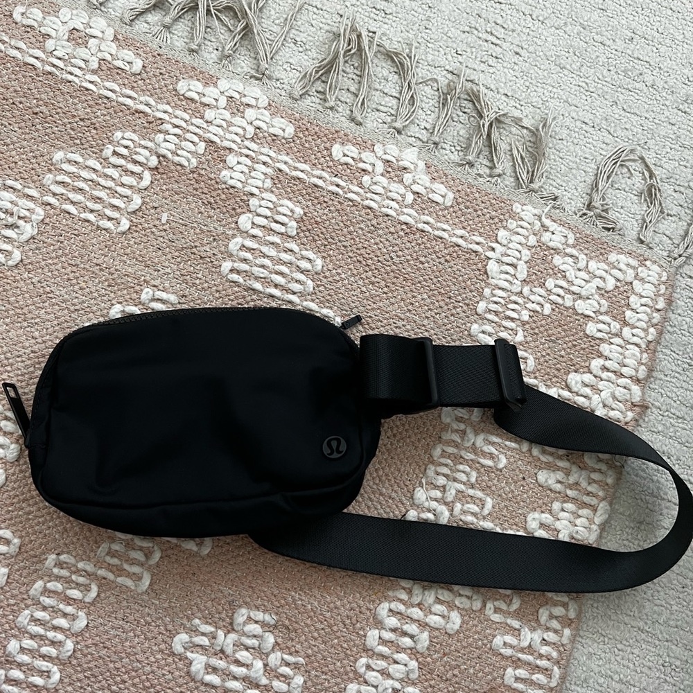 LULULEMON EVERYWHERE BELT BAG